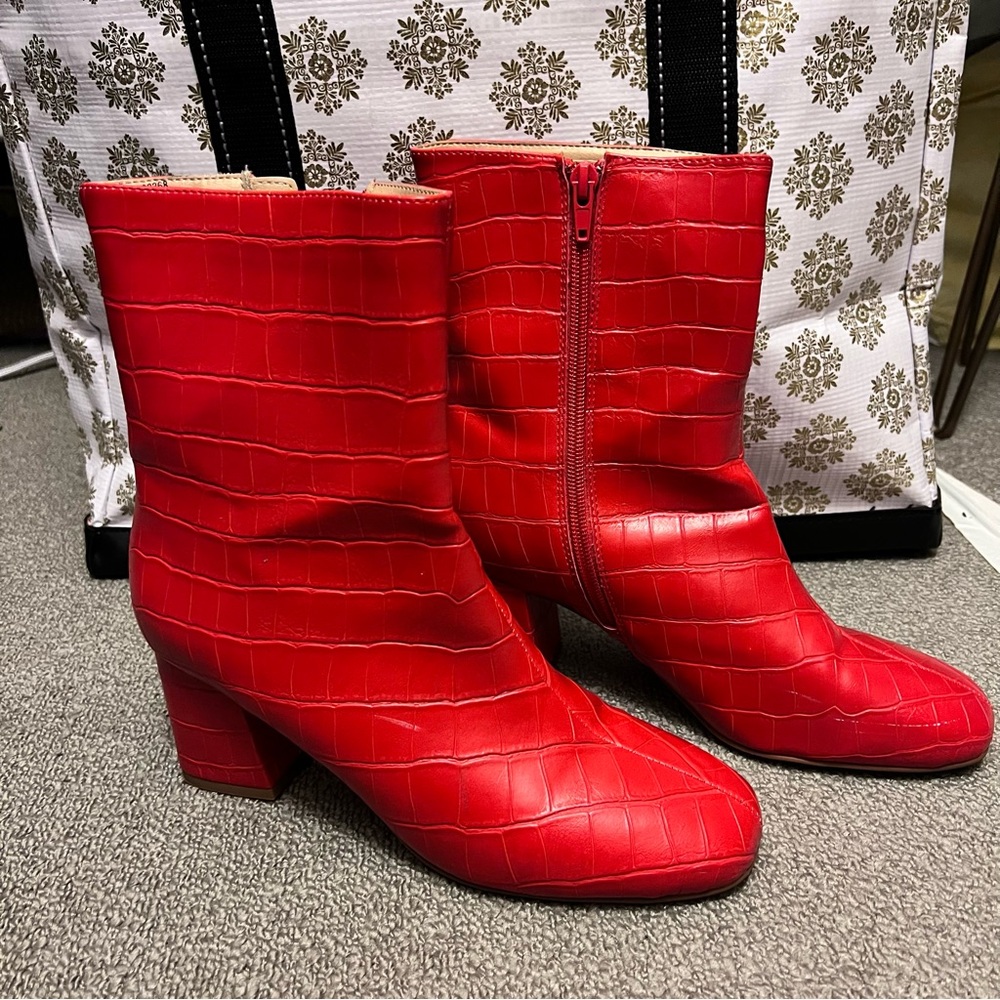 Red crocodile texture ankle gogo boots size 8